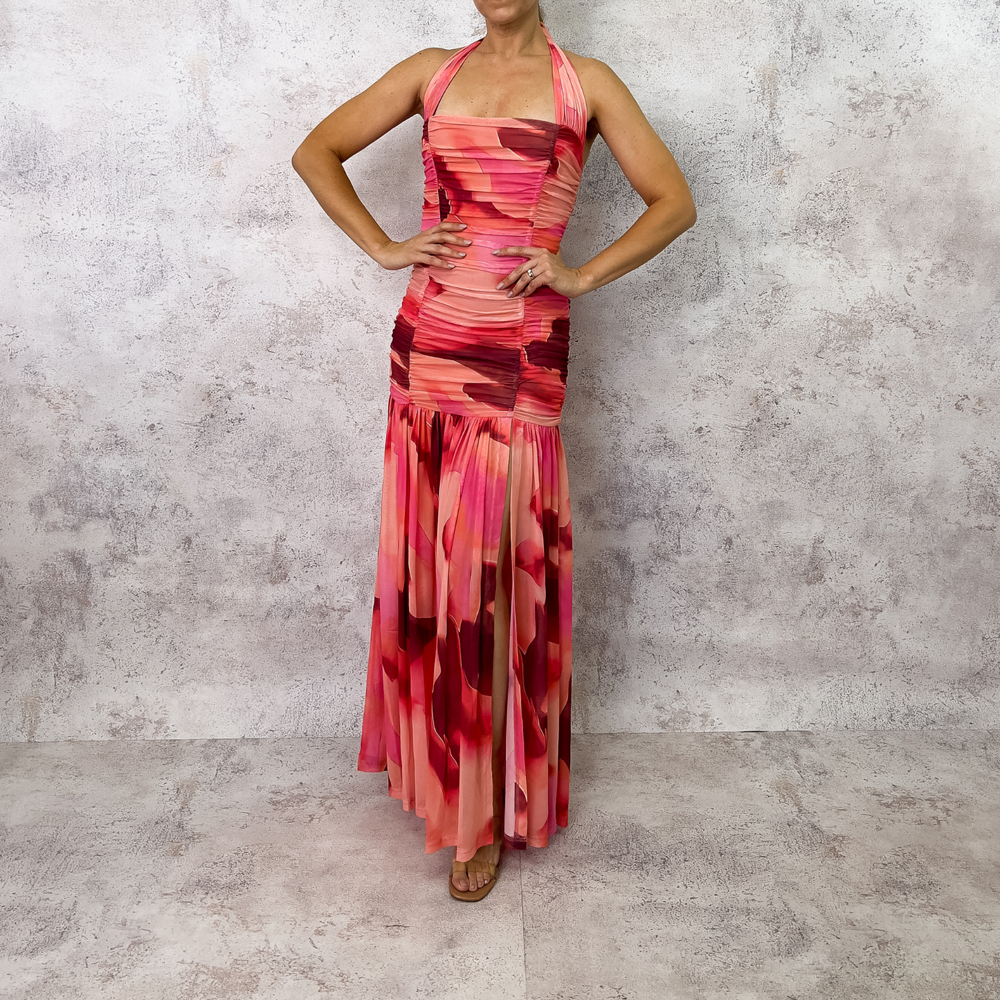 Vestido mesh drapeado coral.