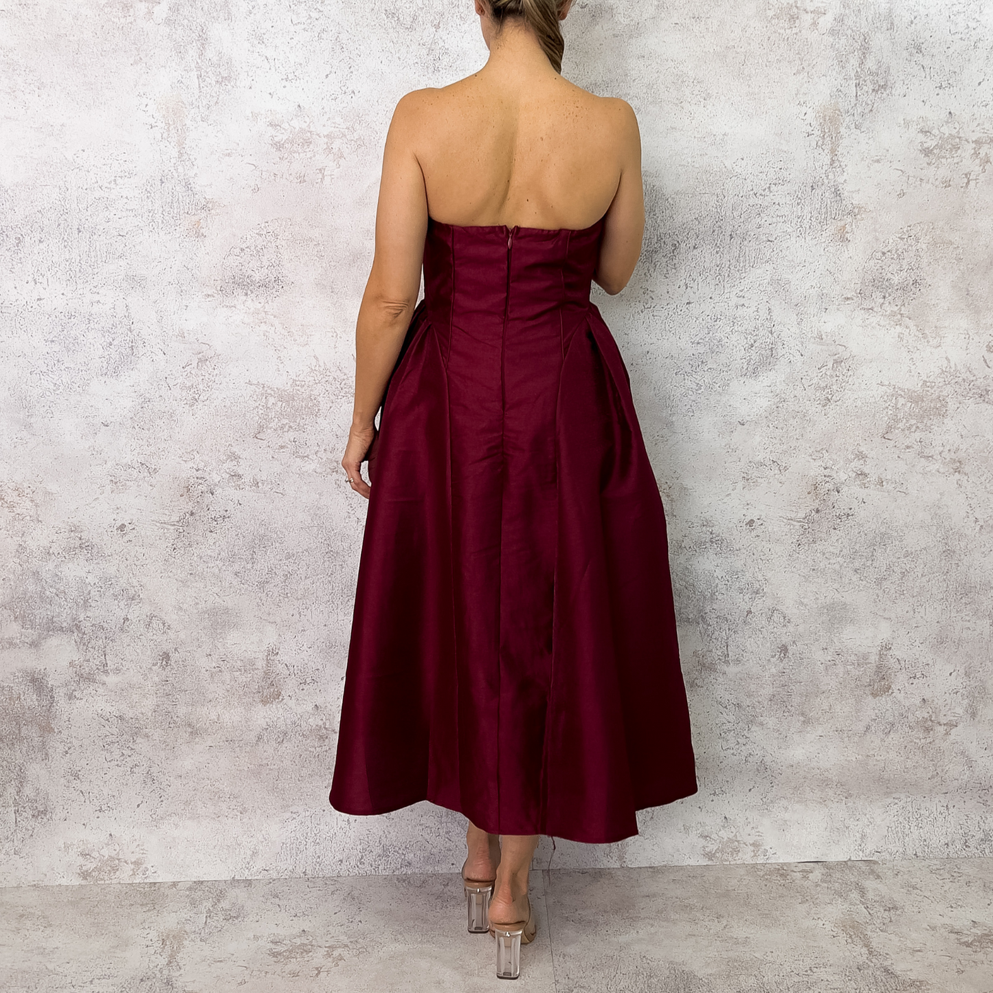 Vestido midi strapless vino.