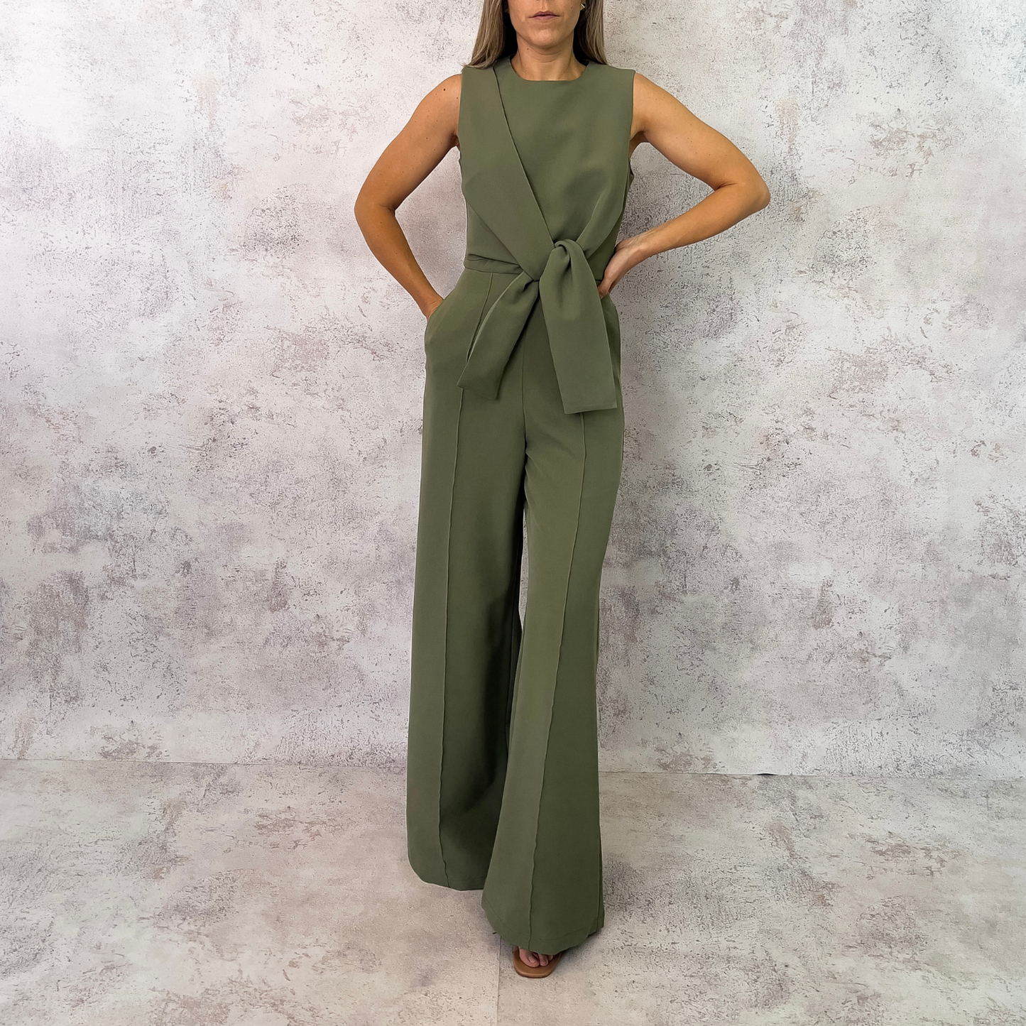 Jumpsuit cruzado verde olivo.