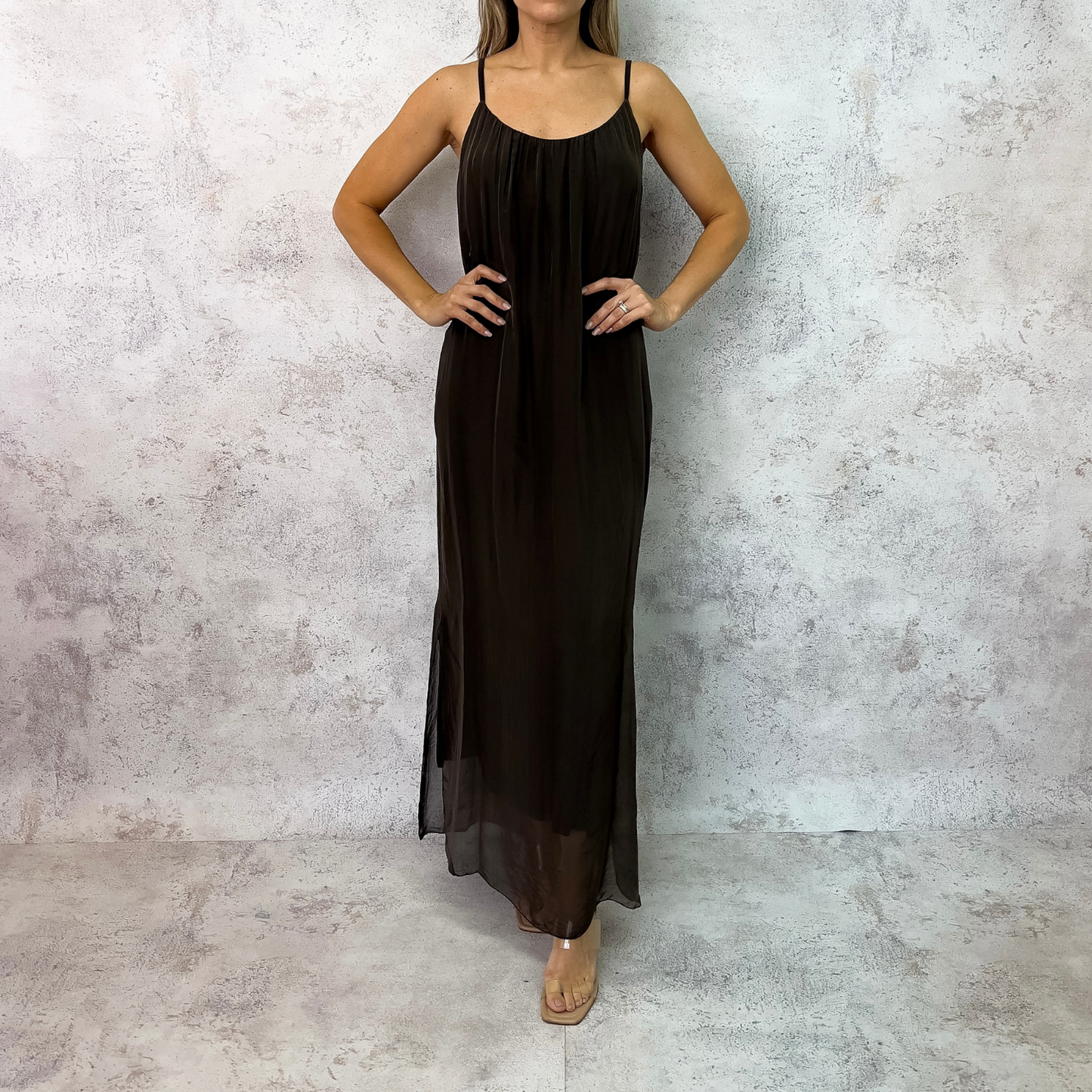 Vestido de seda cafe.