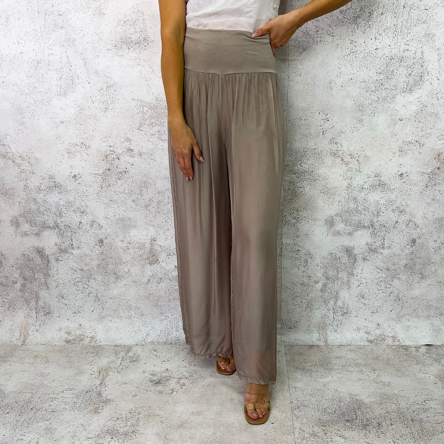 Pantalón seda taupe.