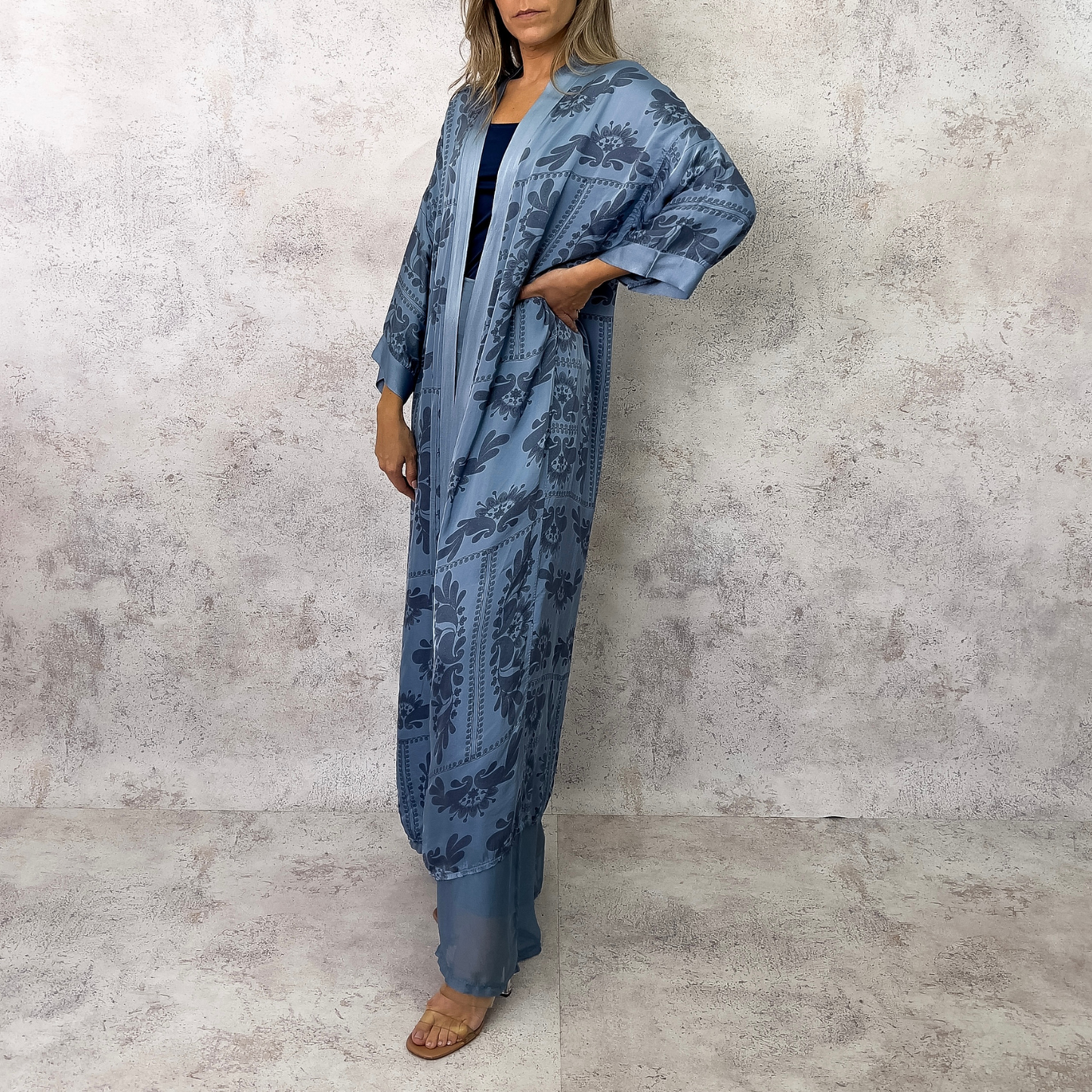 Kimono satín figuras azul.