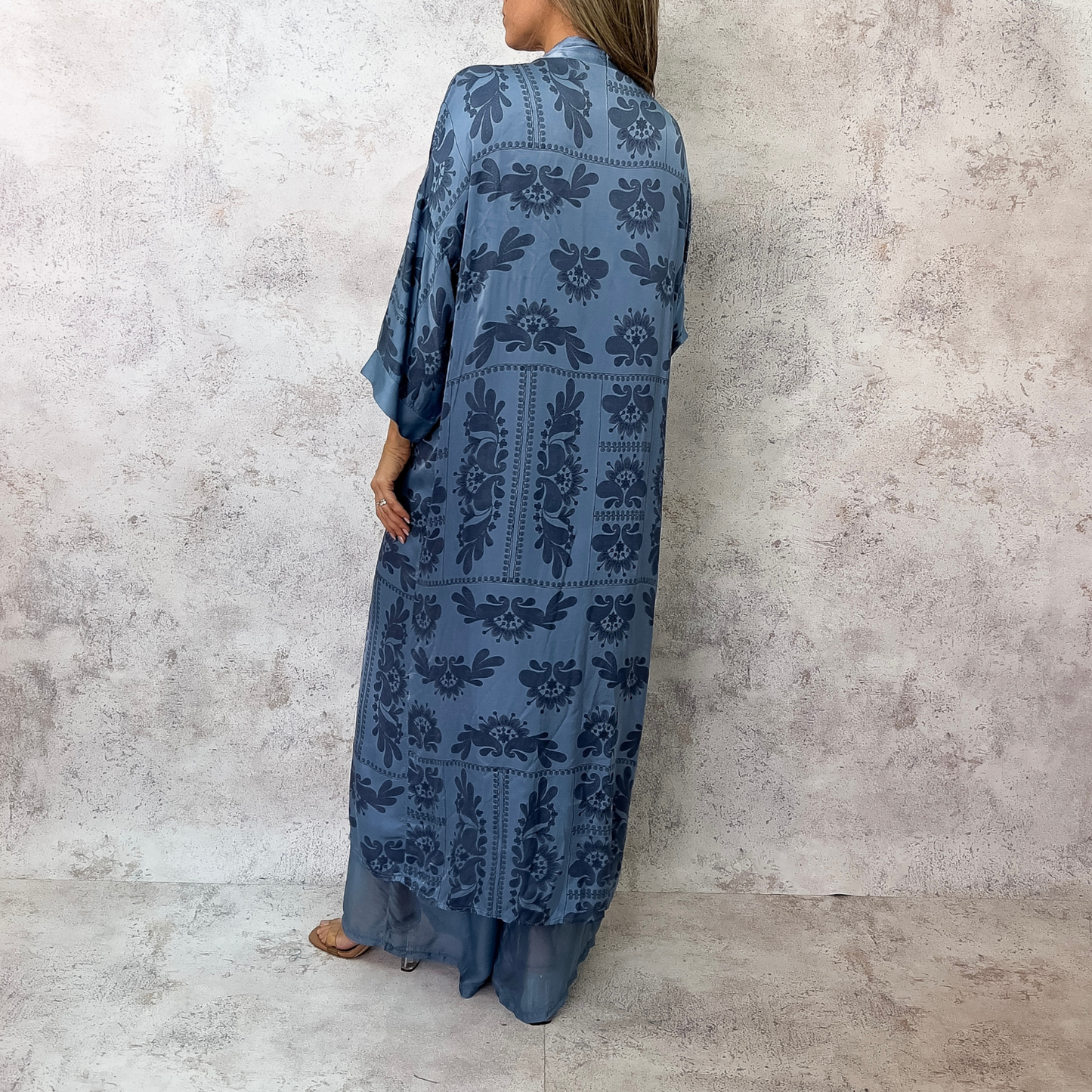 Kimono satín figuras azul.
