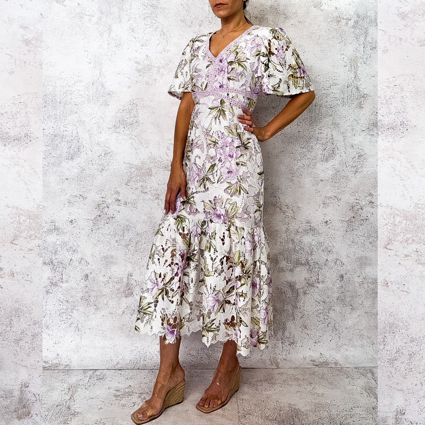 Vestido midi flores lila guipiur.