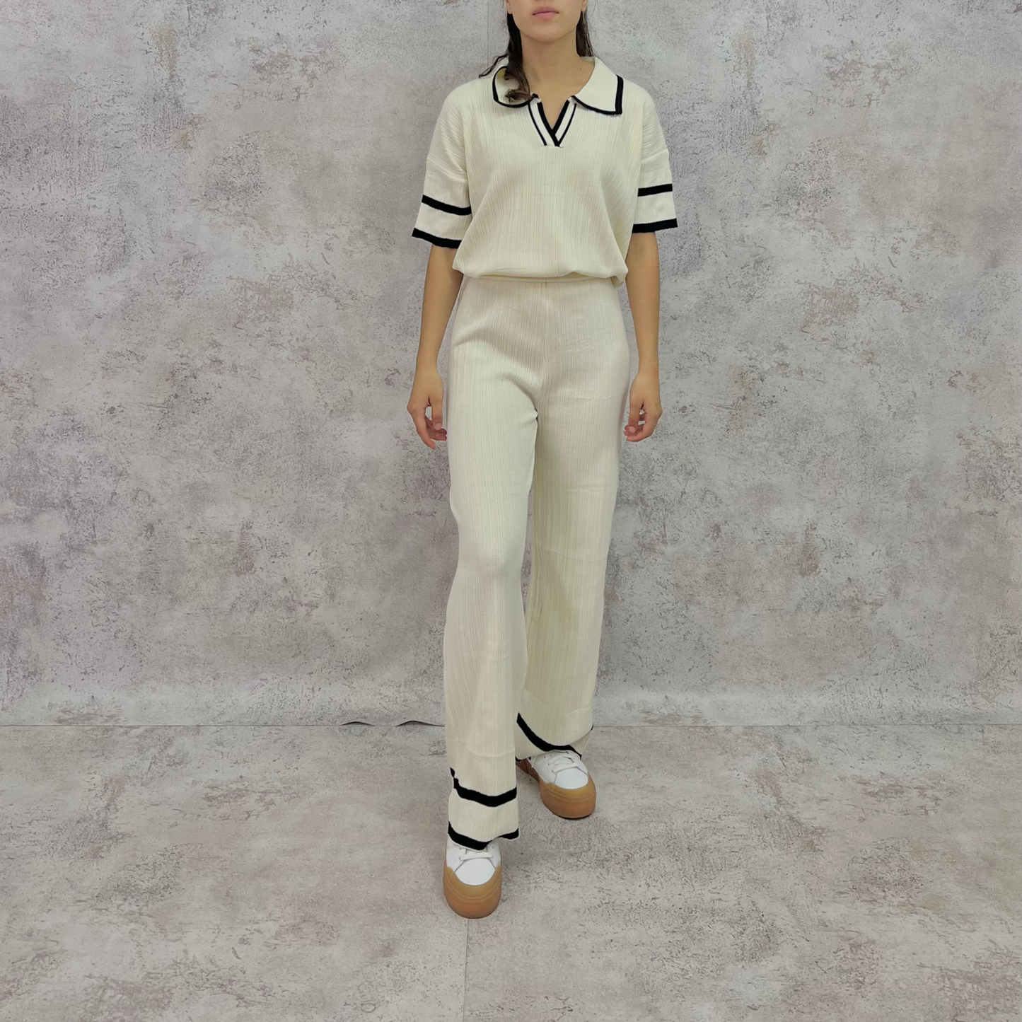 Set de punto blusa cuello polo beige.