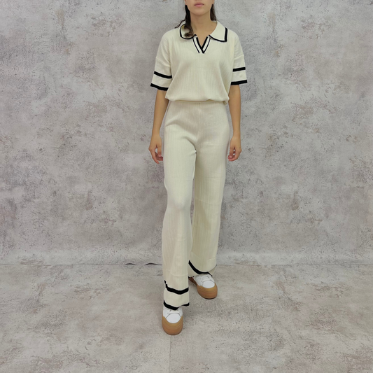 Set de punto blusa cuello polo beige.