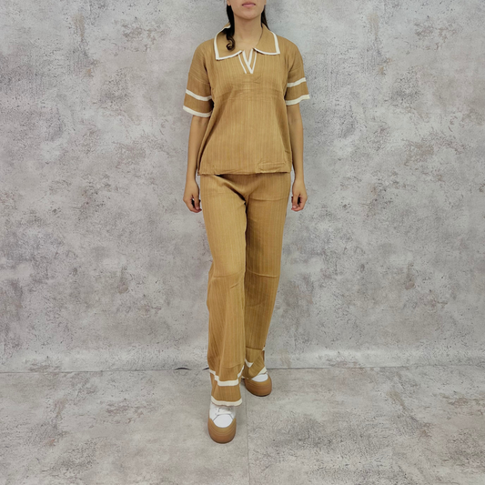 Set de punto blusa cuello polo camel.