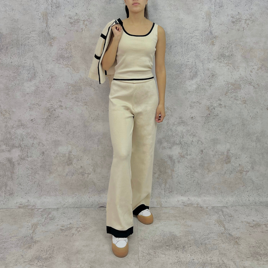 Set de punto fino tres piezas beige.
