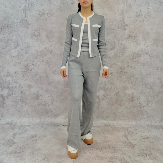 Set de punto fino tres piezas gris.