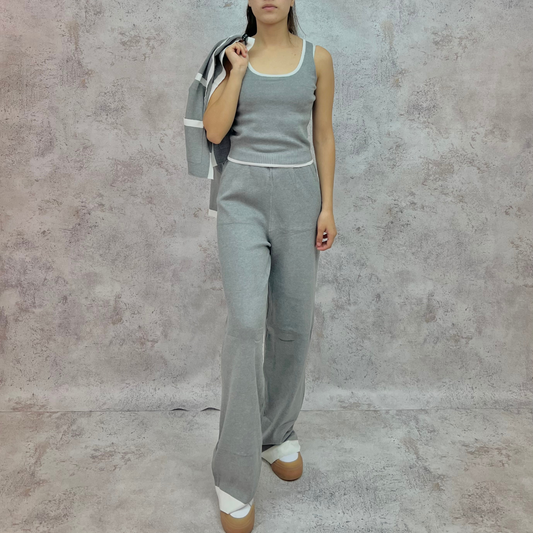Set de punto fino tres piezas gris.