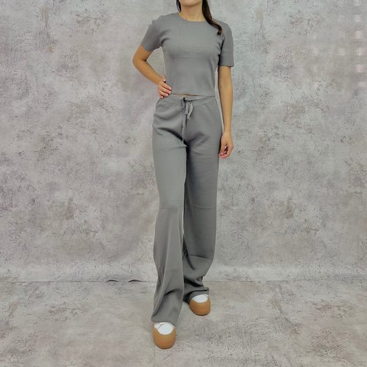 Set de punto fino gris.
