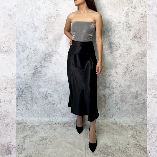Falda midi satín negra.