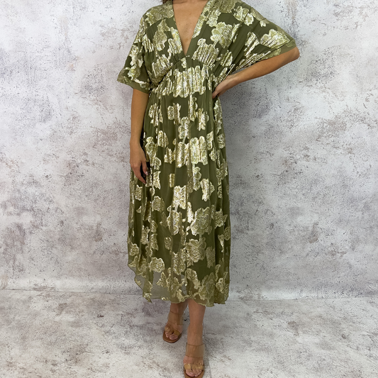 Vestido olivo flores doradas.
