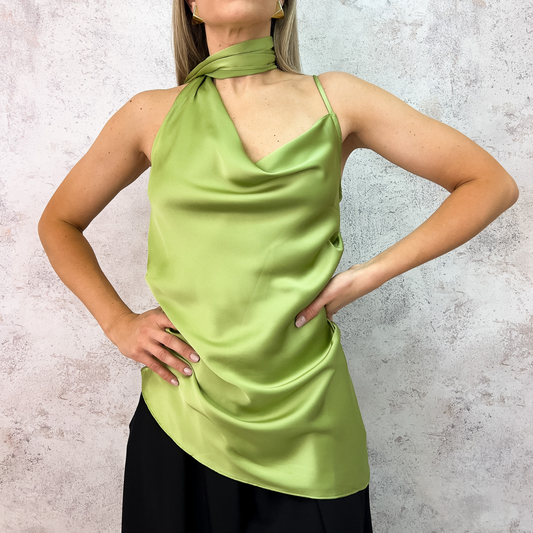 Blusa un hombro satín verde musgo