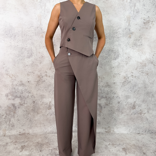 Set de chaleco y pantalón taupe.
