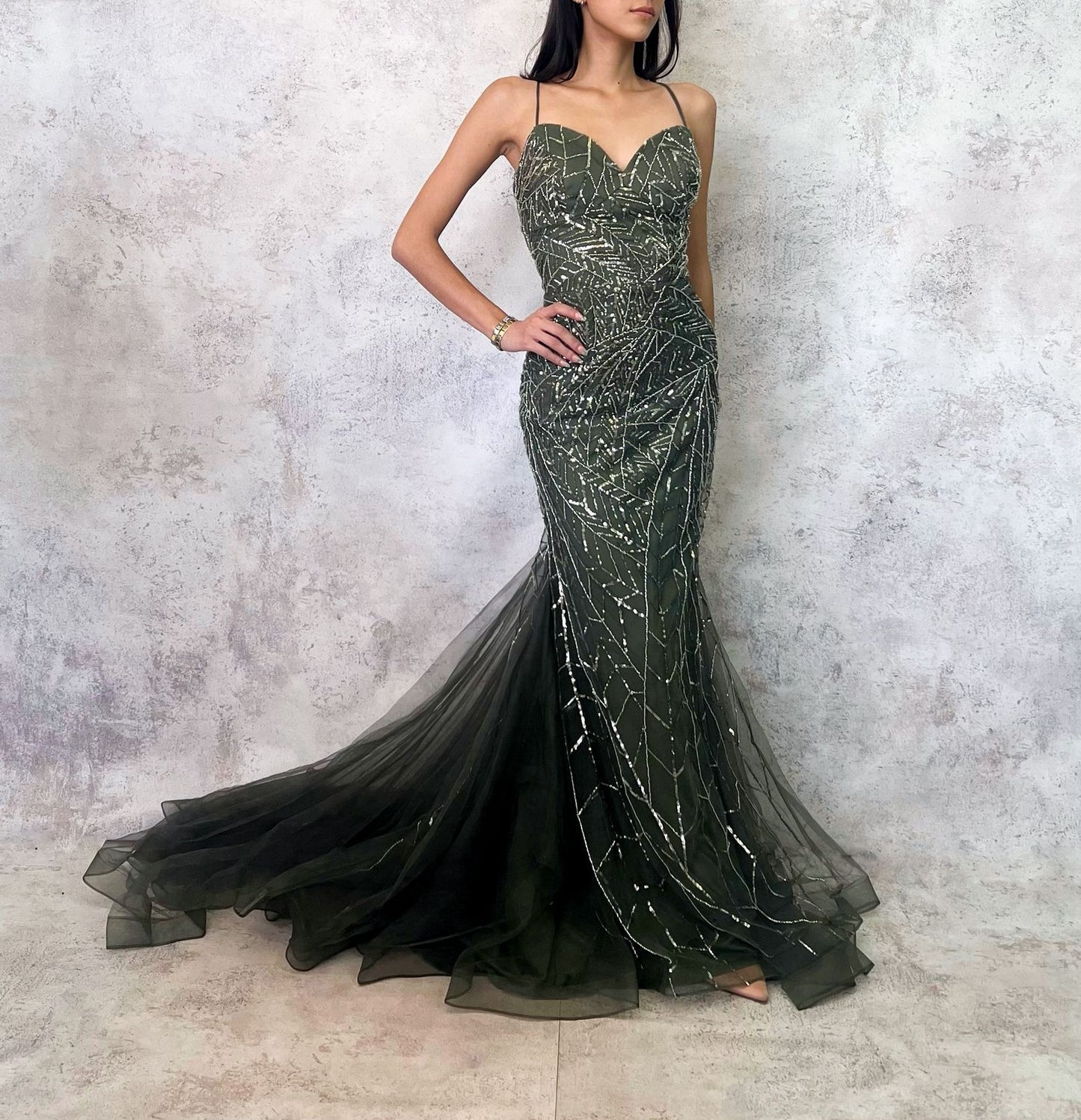 Vestido largo tul bordado pedreria olivo