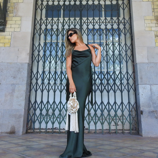 Vestido satín espalda cintilla olivo.