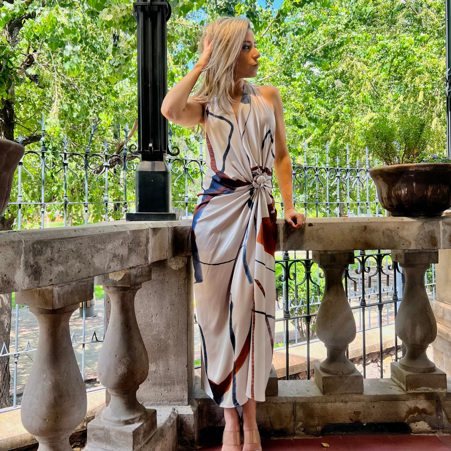 Vestido midi beige estampado colores.