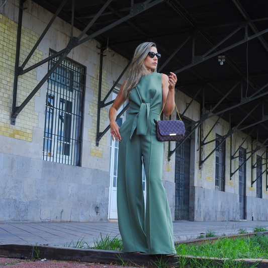 Jumpsuit cruzado verde olivo.