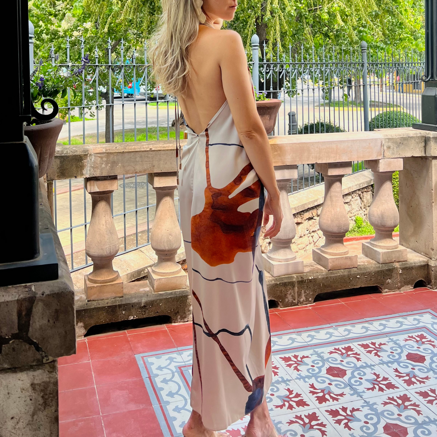 Vestido midi beige estampado colores.