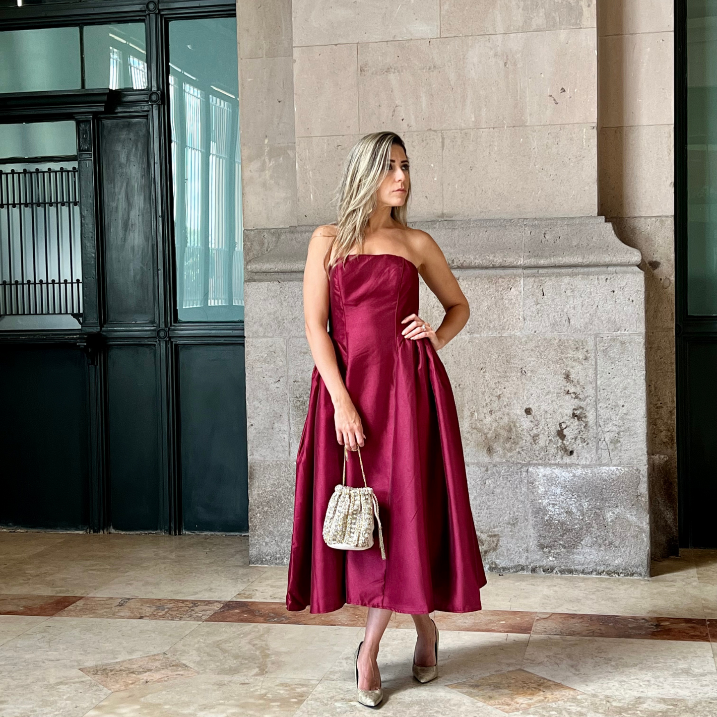 Vestido midi strapless vino.