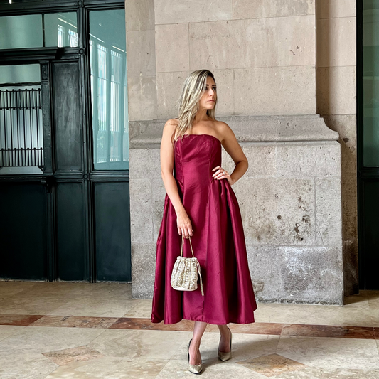 Vestido midi strapless vino.