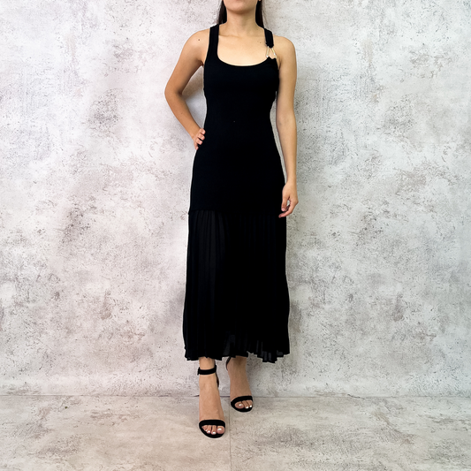 Vestido midi falda gasa negro.