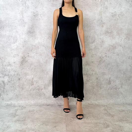 Vestido midi falda gasa negro.