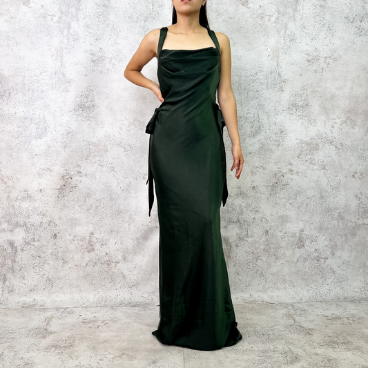 Vestido satín espalda cintilla olivo.