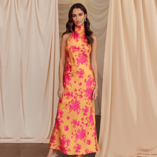 Vestido halter escote espalda naranja.
