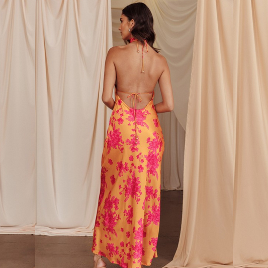 Vestido halter escote espalda naranja.