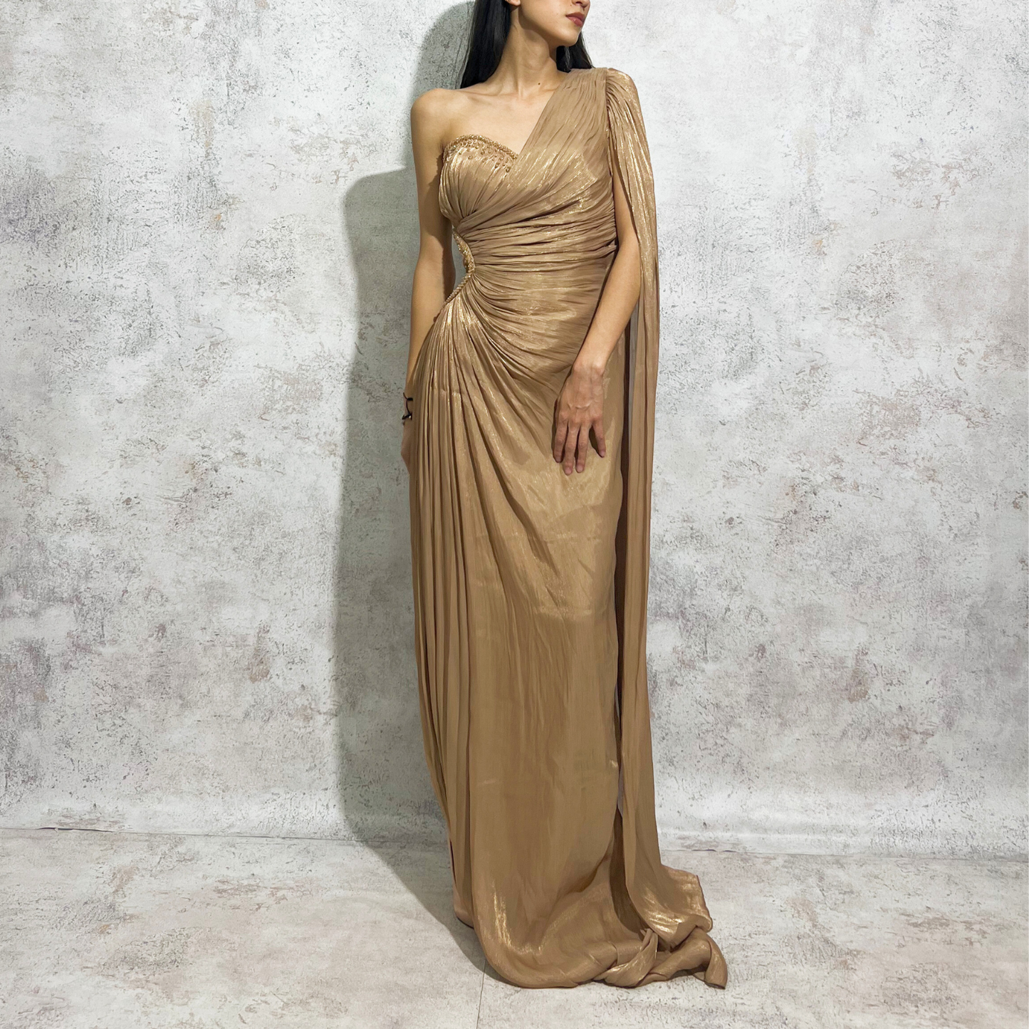 Vestido largo un hombro beige con capa de lado