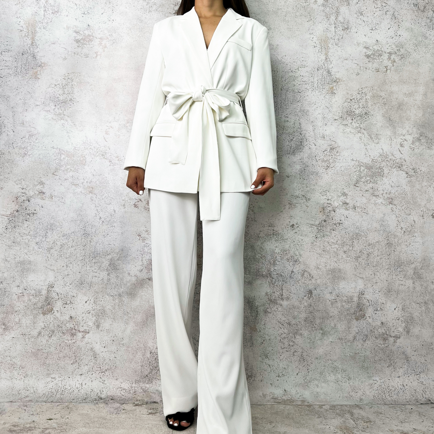 Set blazer y pantalon blanco.