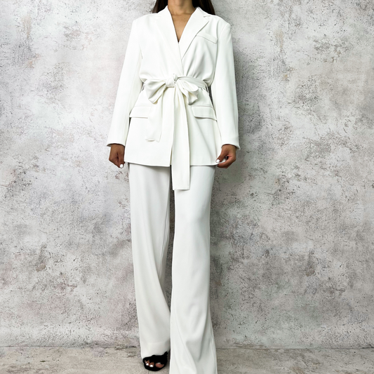 Set blazer y pantalon blanco.
