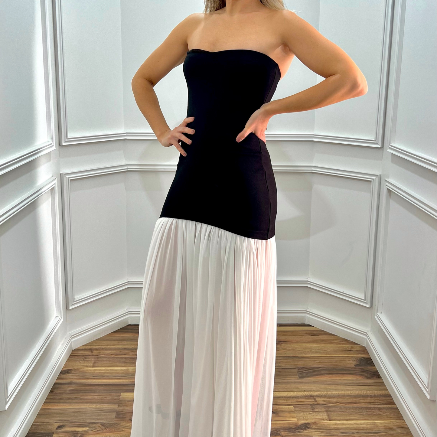 Vestido largo gasa strapless negro/blanco