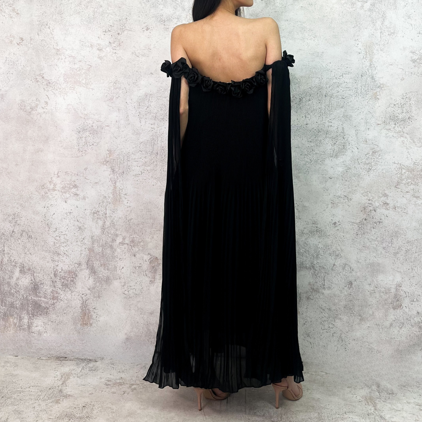 Vestido midi negro tableado
